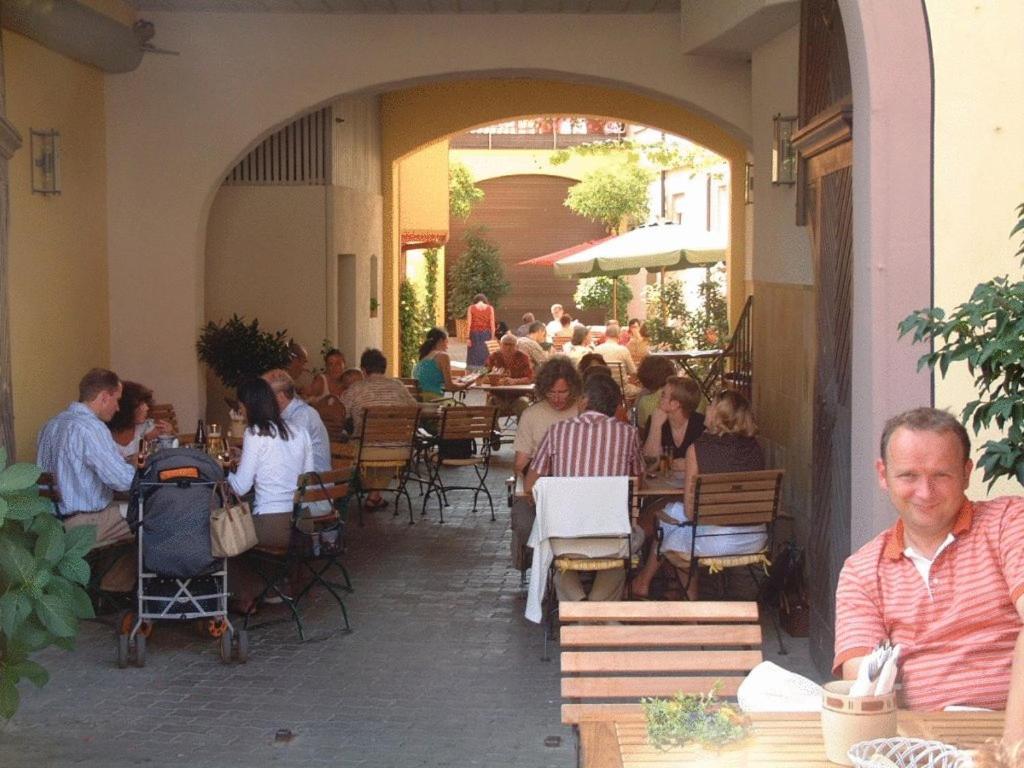 Gasthof Zum Weissen Lamm Sommerach Eksteriør bilde